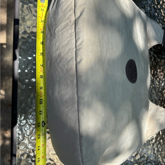 Kipling Cream and Brown Shoulder Bag with Slouchy Design - Picture 4 of 12